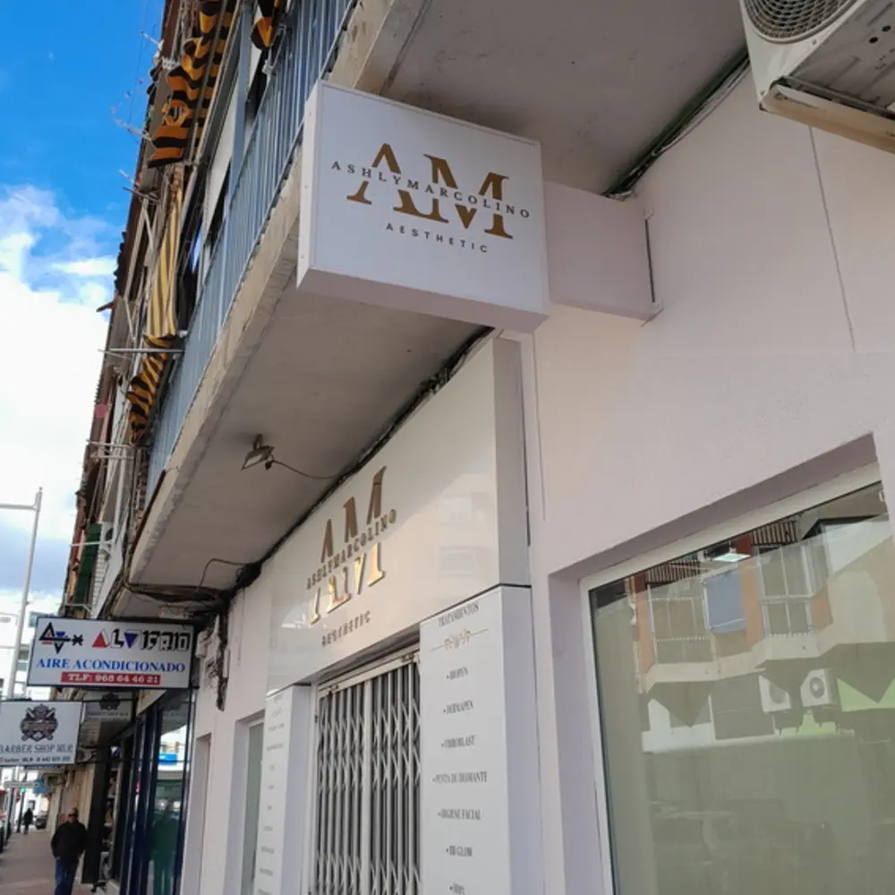 Banderolas para fachadas comerciales en Murcia