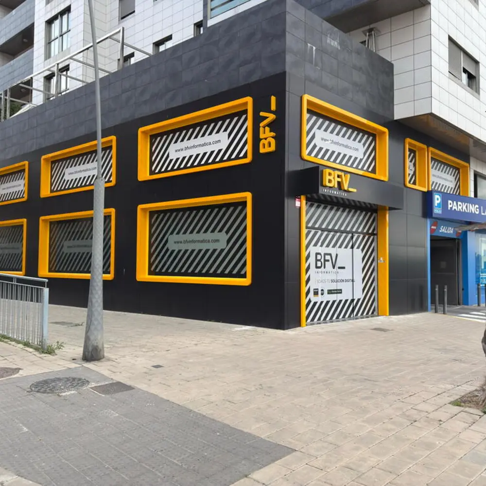 Fachadas de composite para comercios en Murcia