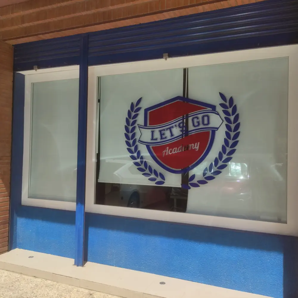 Vinilos para escaparates de comercios en Murcia